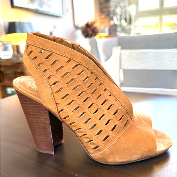 VINCE CAMUTO Tan Suede Sandals - Size 8.5 - Picture 3 of 16